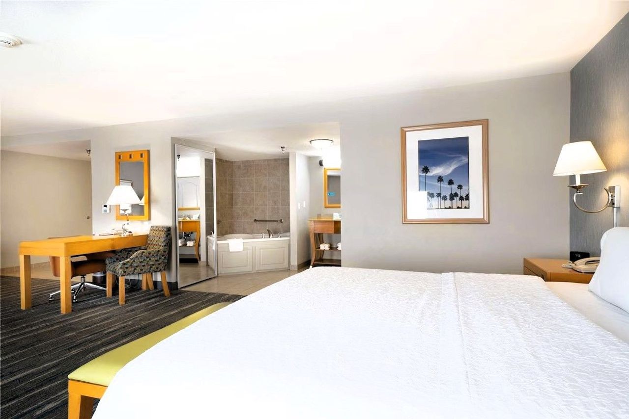 Hampton Inn & Suites Madera - Private in-room whirlpool tub