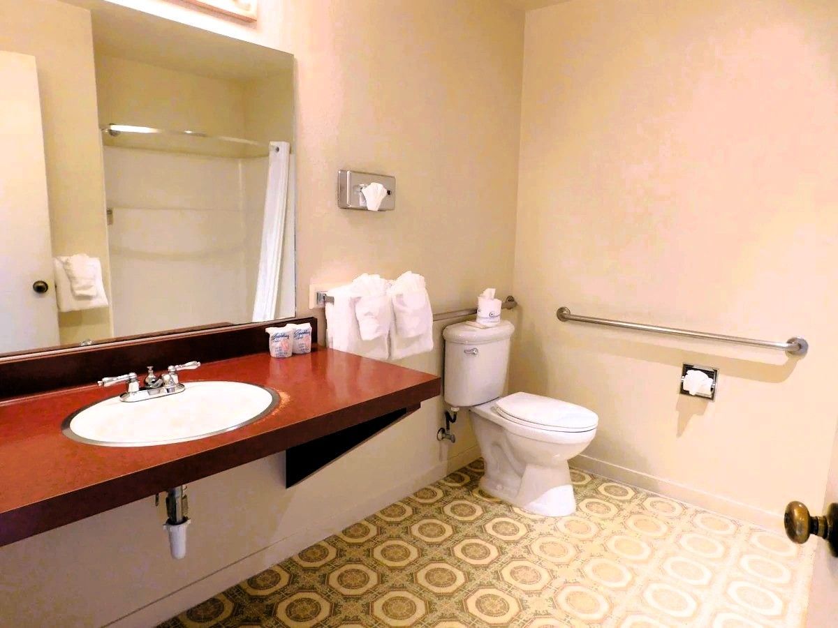 Pacific Gardens Inn - Bathroom
