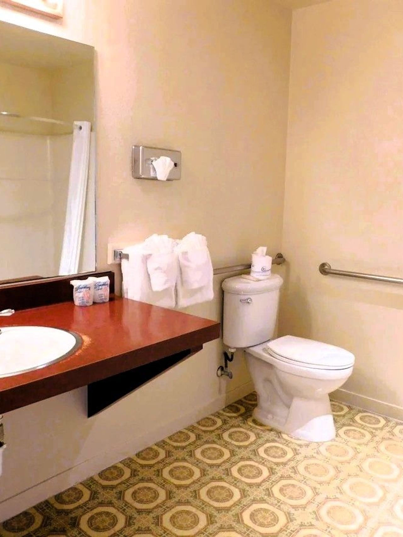 Pacific Gardens Inn - Bathroom