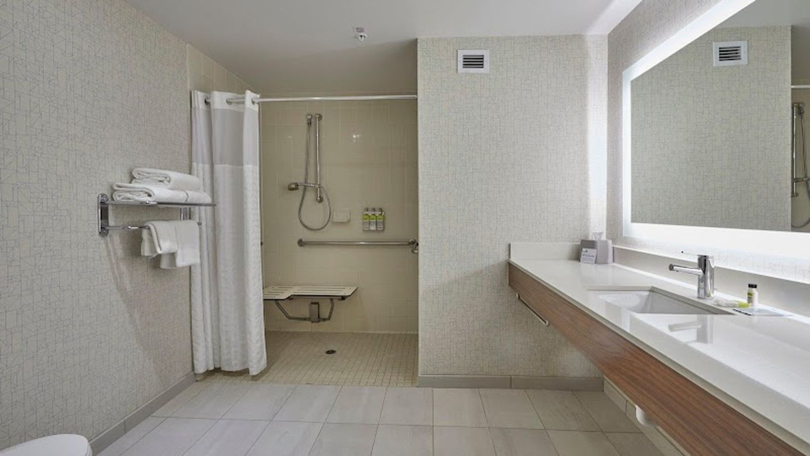 Photo of Holiday Inn Express Eugene - Springfield, an IHG Hotel -Bathroom