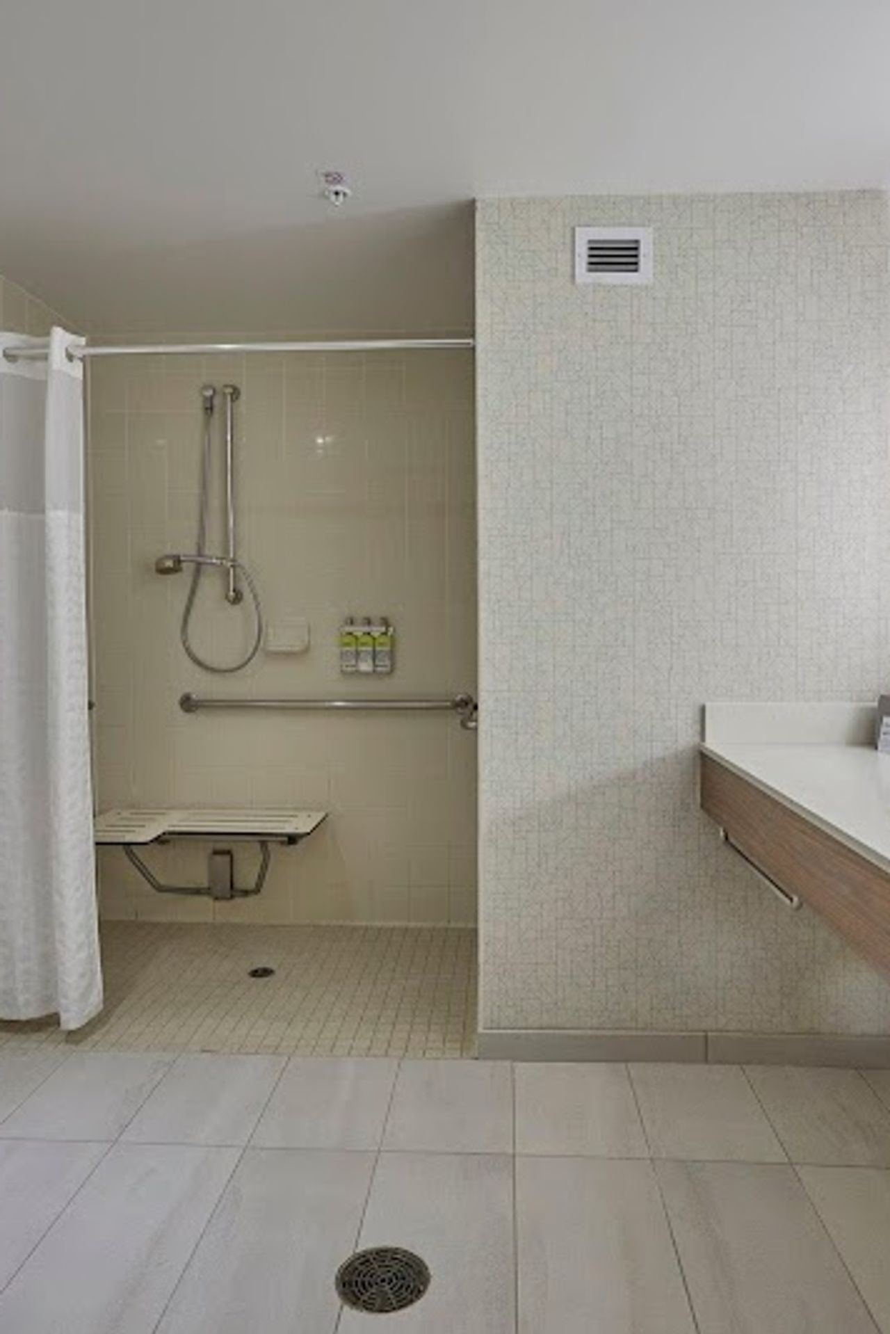 Photo of Holiday Inn Express Eugene - Springfield, an IHG Hotel -Bathroom