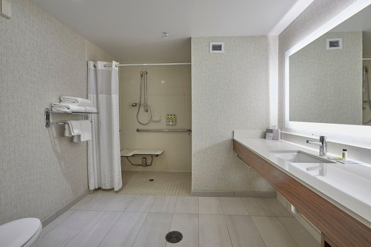 Photo of Holiday Inn Express Eugene - Springfield, an IHG Hotel -Bathroom
