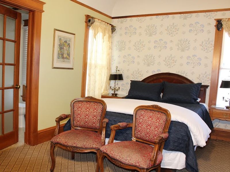 Photo of Pacific Grove Inn - Room, Queen bed