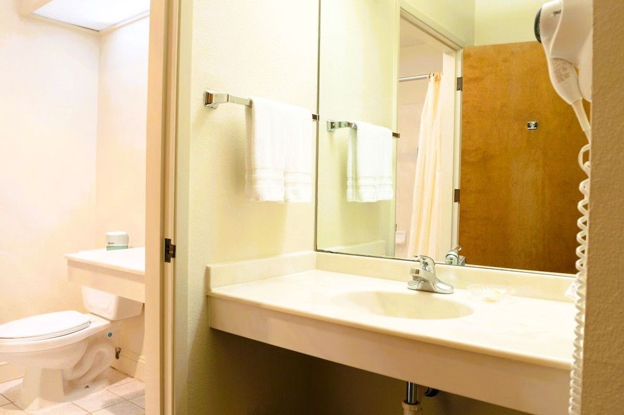Photo of Monarch Resort - Bathroom