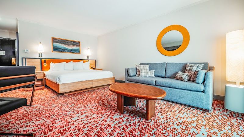 Photo of Valley River Inn - Room, King Bed, Living Area