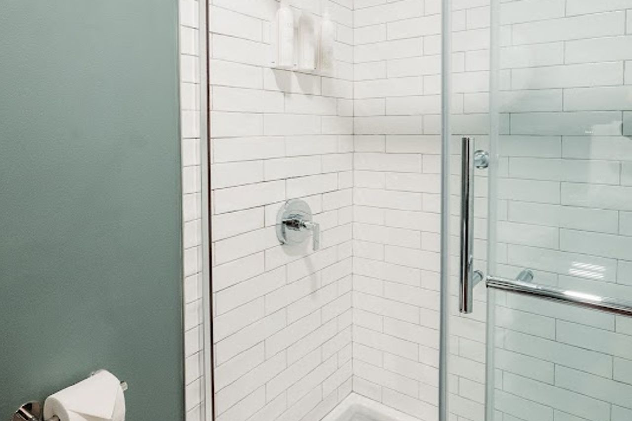 Photo of Valley River Inn - Bathroom, Walk-in shower