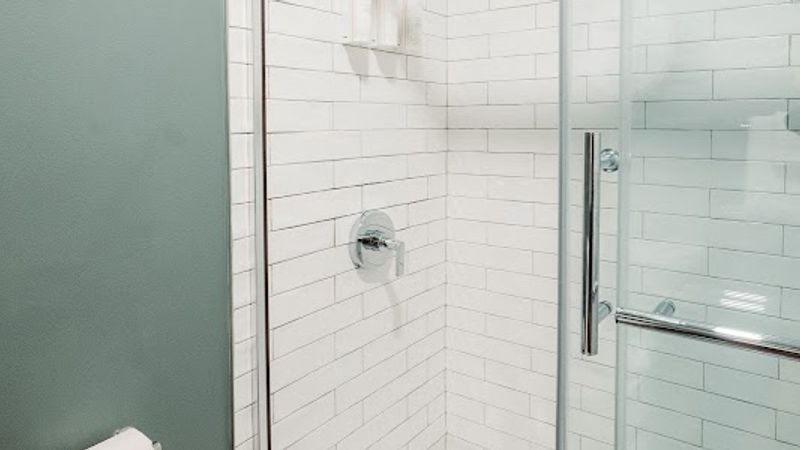 Photo of Valley River Inn - Bathroom, Walk-in shower