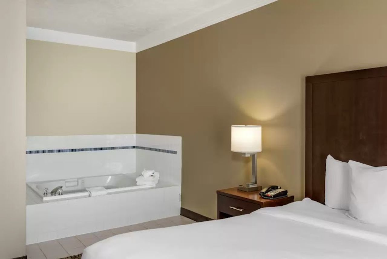 Photo of Comfort Suites Salem - Jacuzzi Suite, Private Hot Tub