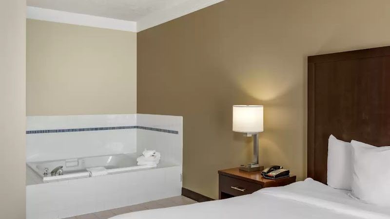 Photo of Comfort Suites Salem - Jacuzzi Suite, Private Hot Tub