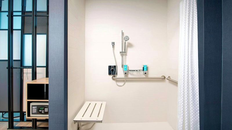 Aloft Sacramento Airport Natomas - Bathroom