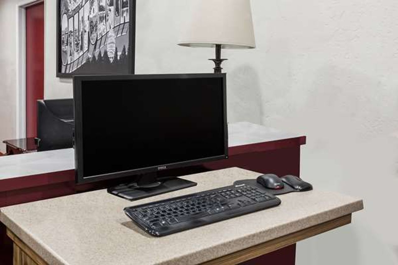 Photo of Super 8 by Wyndham Visalia