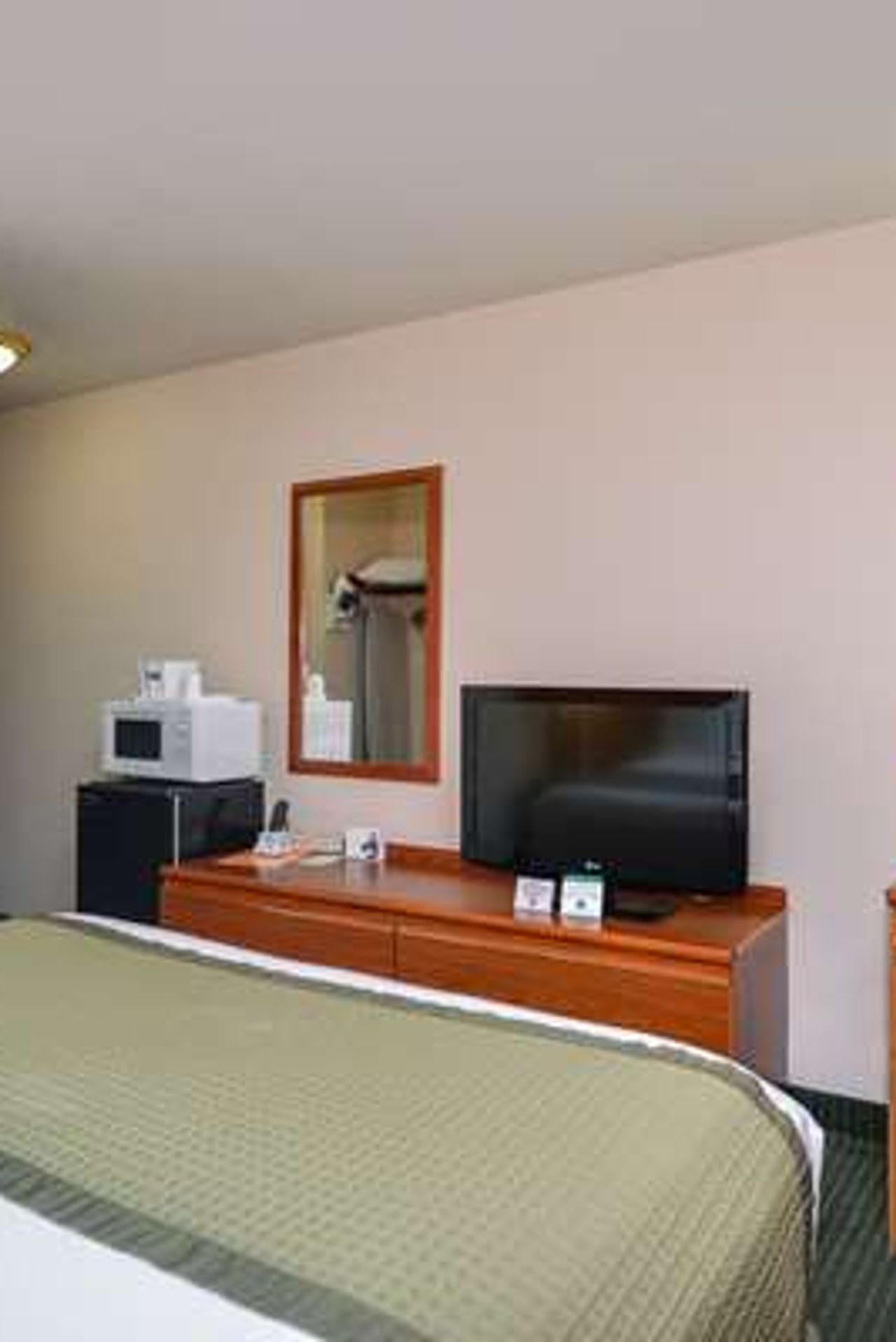 Photo of Travelodge Suites by Wyndham Newberg - Room, King bed, Flat TV, Work desk, Microwave, Refrigerator