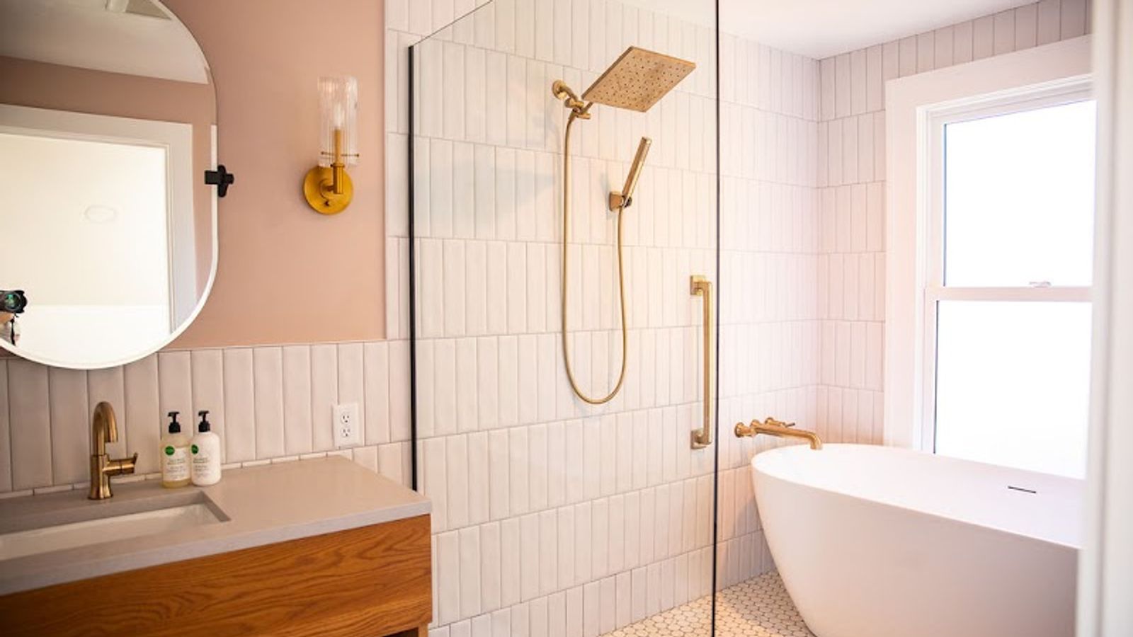 Photo of the compass mcminnville - East suite: PRIVATE SPA BATHROOM WITH FREESTANDING SOAKING TUB
