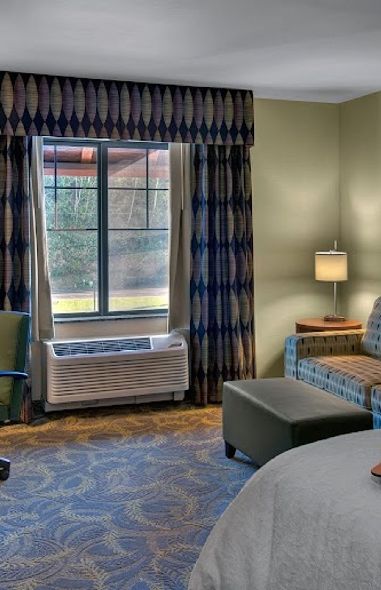 Photo of Hampton Inn & Suites Astoria - Room, King Bed, Sofa