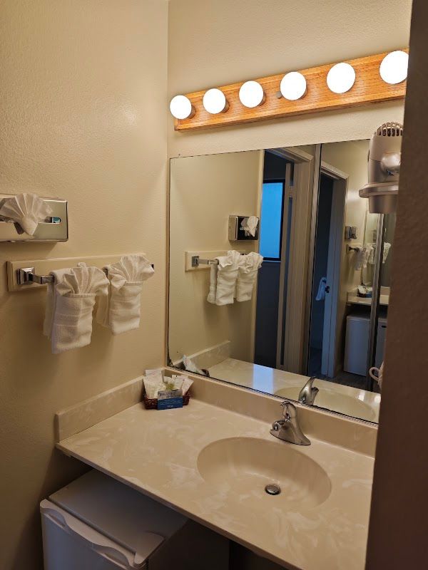 Photo of Pacific Gardens Inn - Bathroom