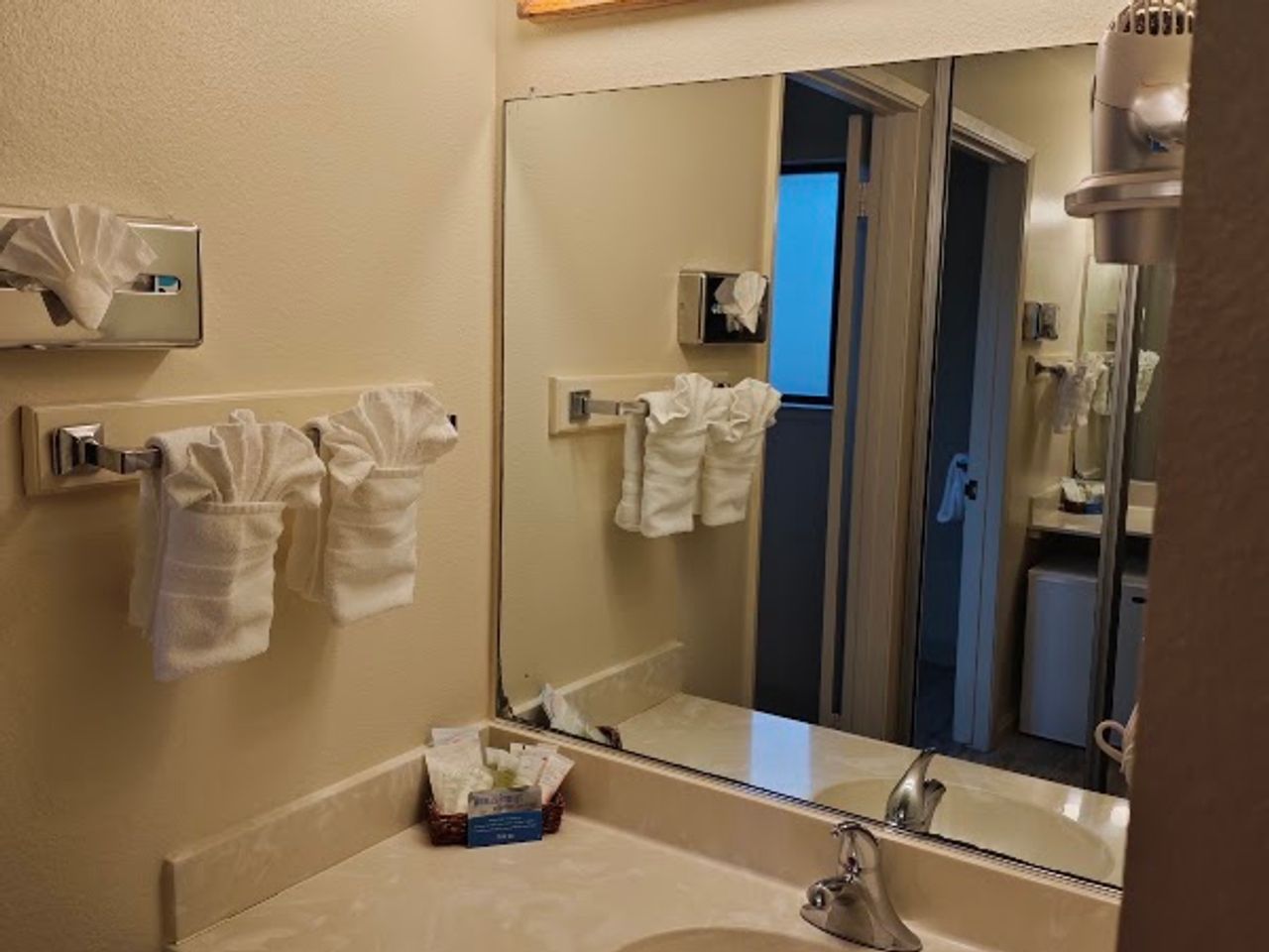 Photo of Pacific Gardens Inn - Bathroom