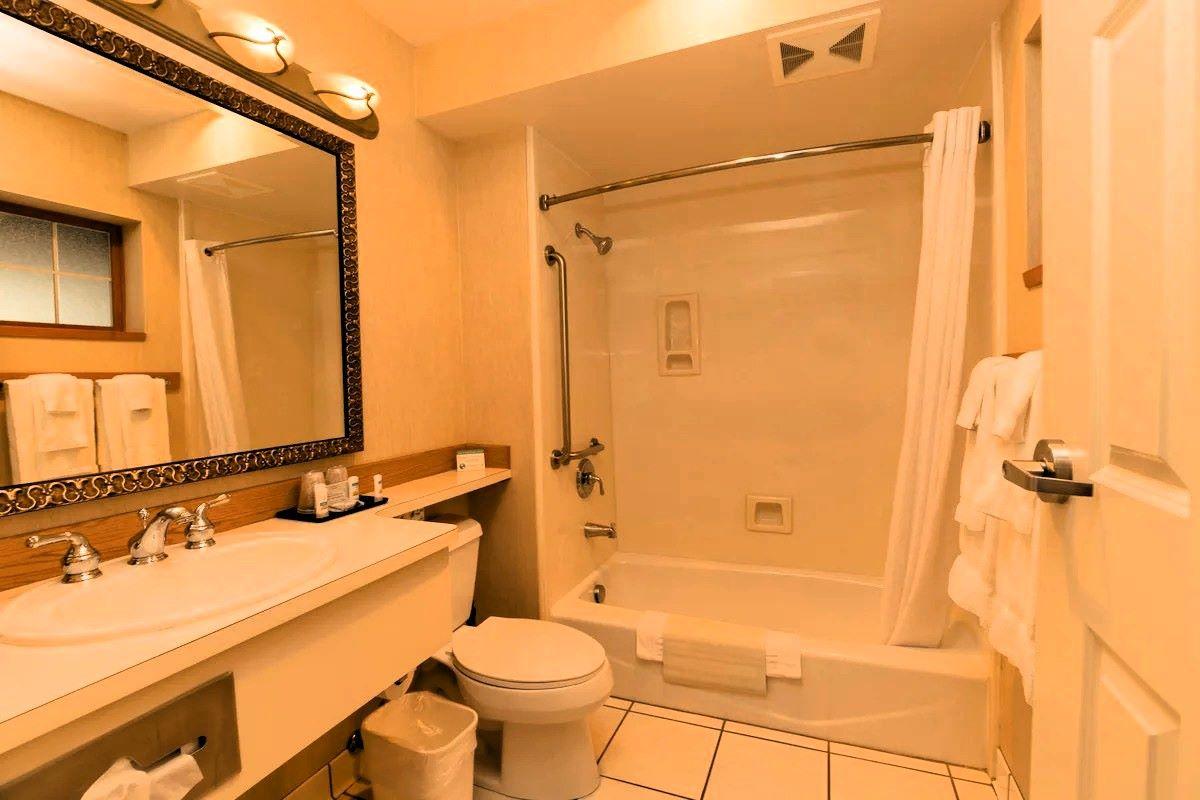 Lakeside Lodge & Suites - Bathroom