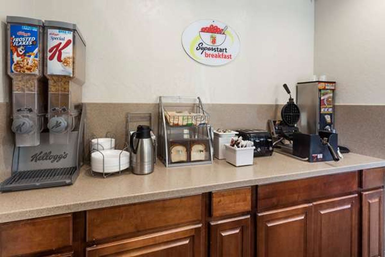 Photo of Super 8 by Wyndham Visalia