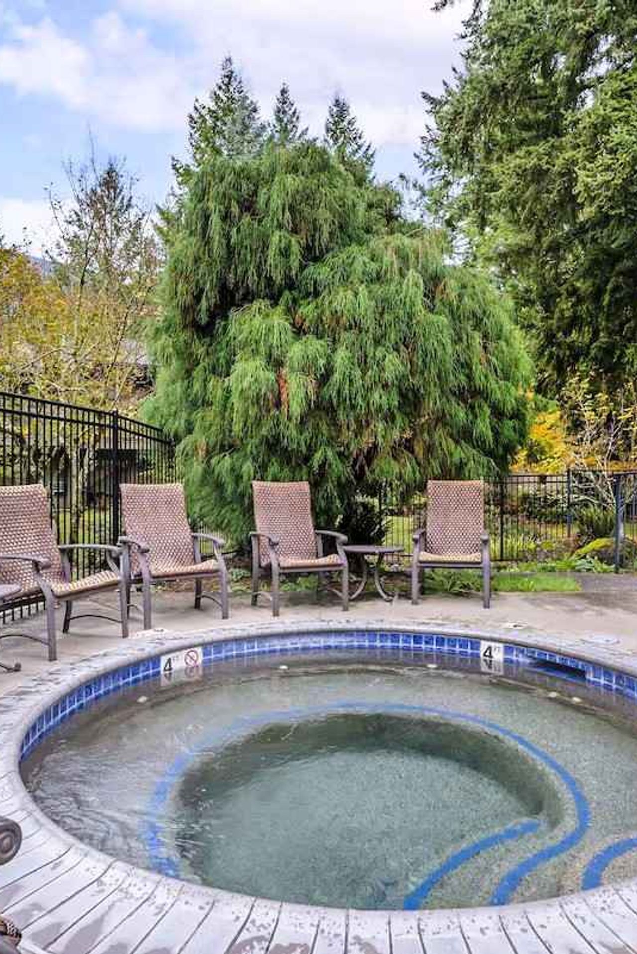 Mt. Hood Oregon Resort - Year-round heated outdoor pool and Hot tub