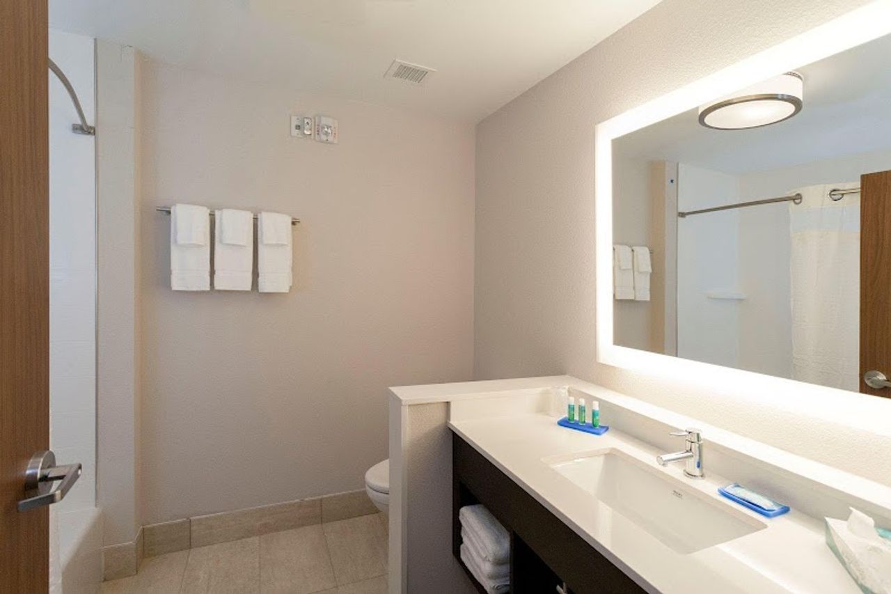 Photo of Holiday Inn Express & Suites Newport, an IHG Hotel - Bathroom