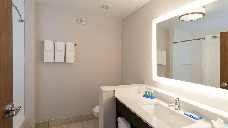 Photo of Holiday Inn Express & Suites Newport, an IHG Hotel - Bathroom
