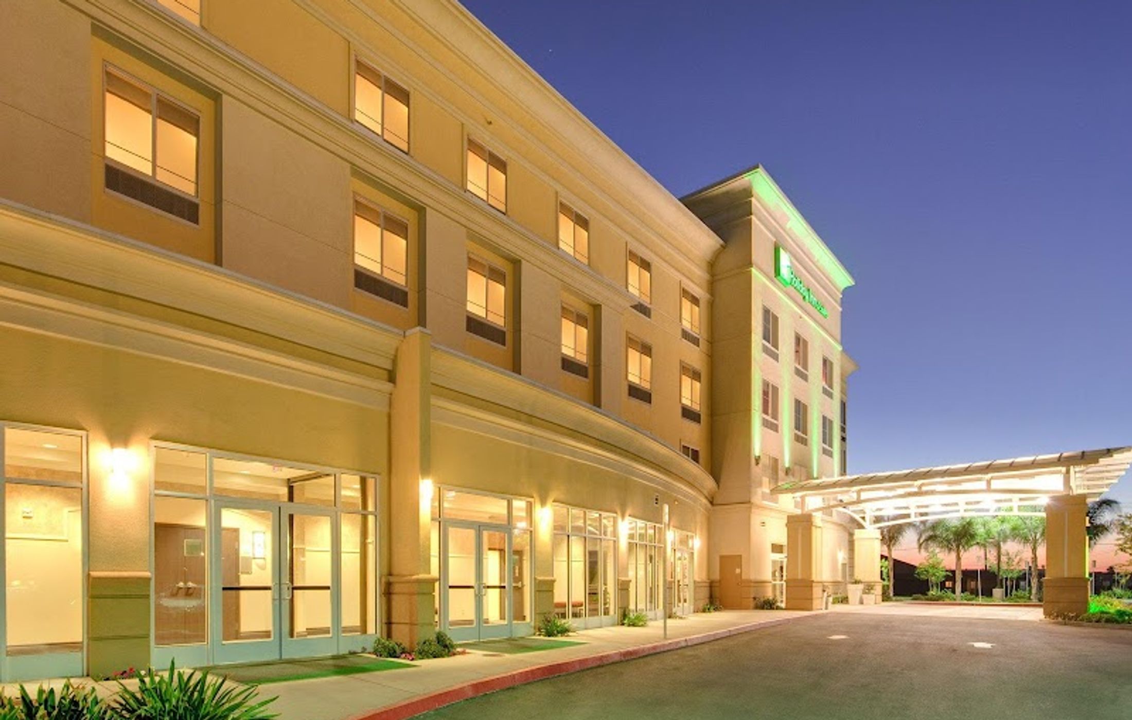 Holiday Inn & Suites Bakersfield, an IHG Hotel