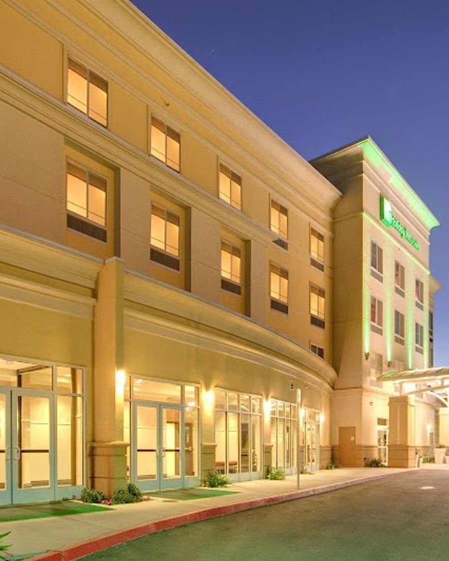 Holiday Inn & Suites Bakersfield, an IHG Hotel