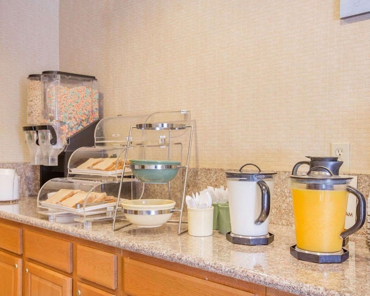 Photo of Econo Lodge Inn & Suites Lodi - Wine Country Area