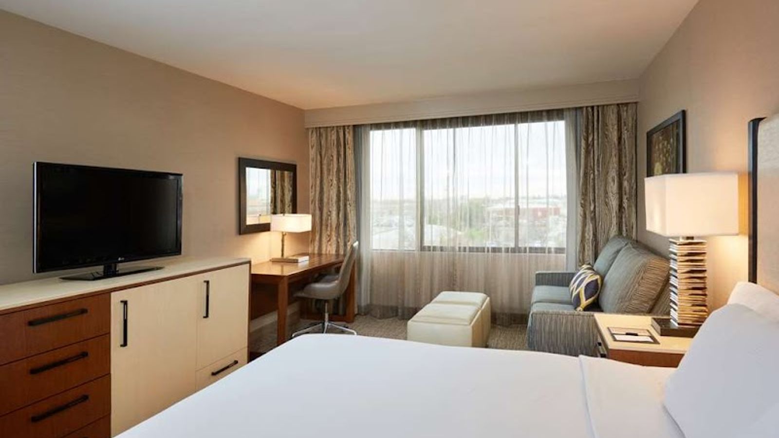 Photo of DoubleTree by Hilton Hotel Fresno Convention Center