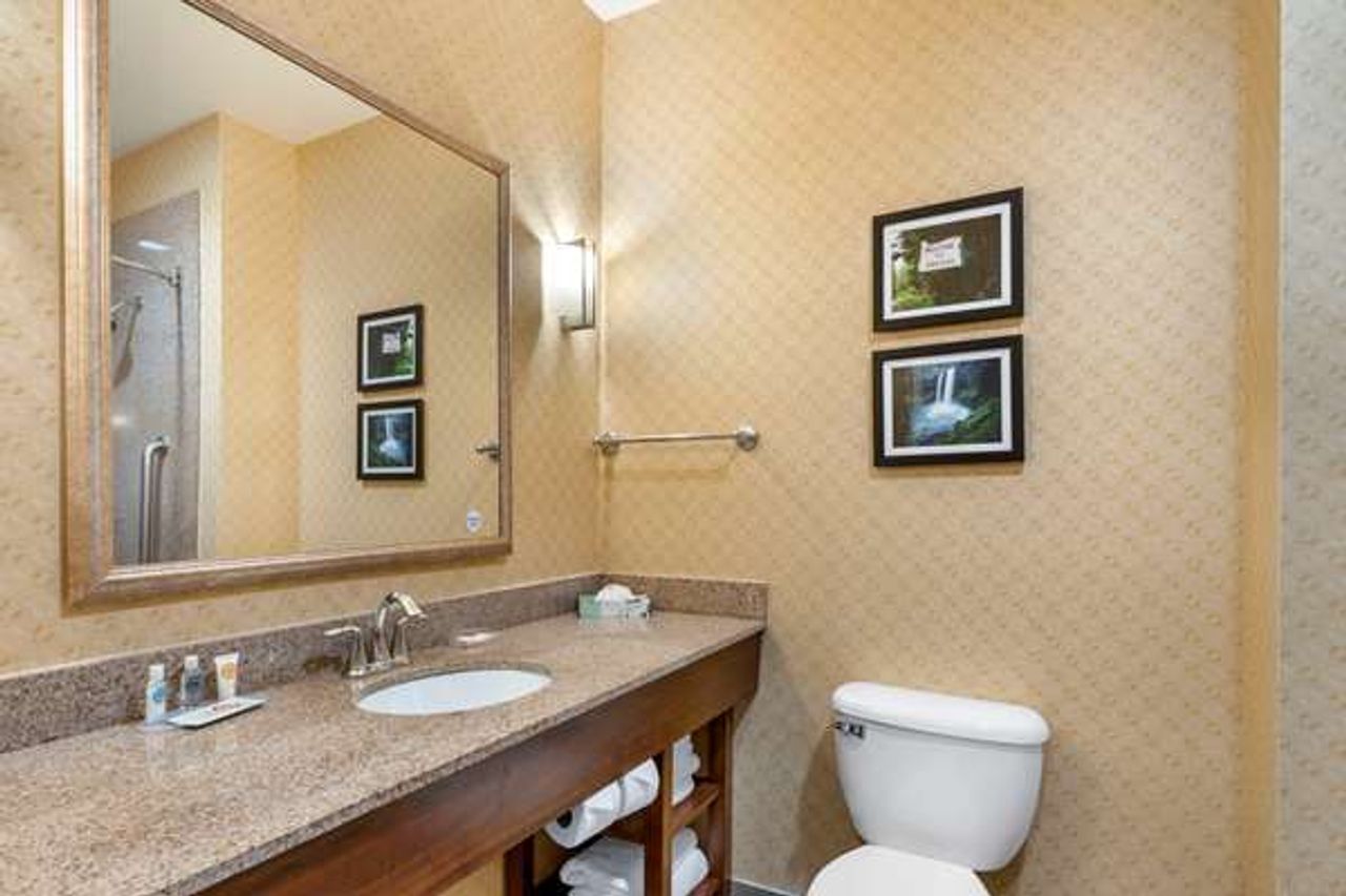 Photo of Comfort Suites Eugene - Bathroom