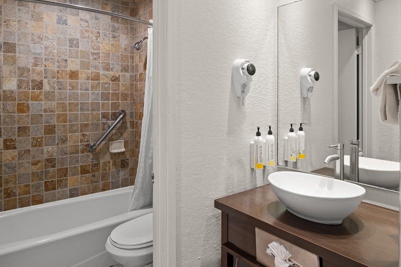 Photo of Cannery Row Inn - Bathroom