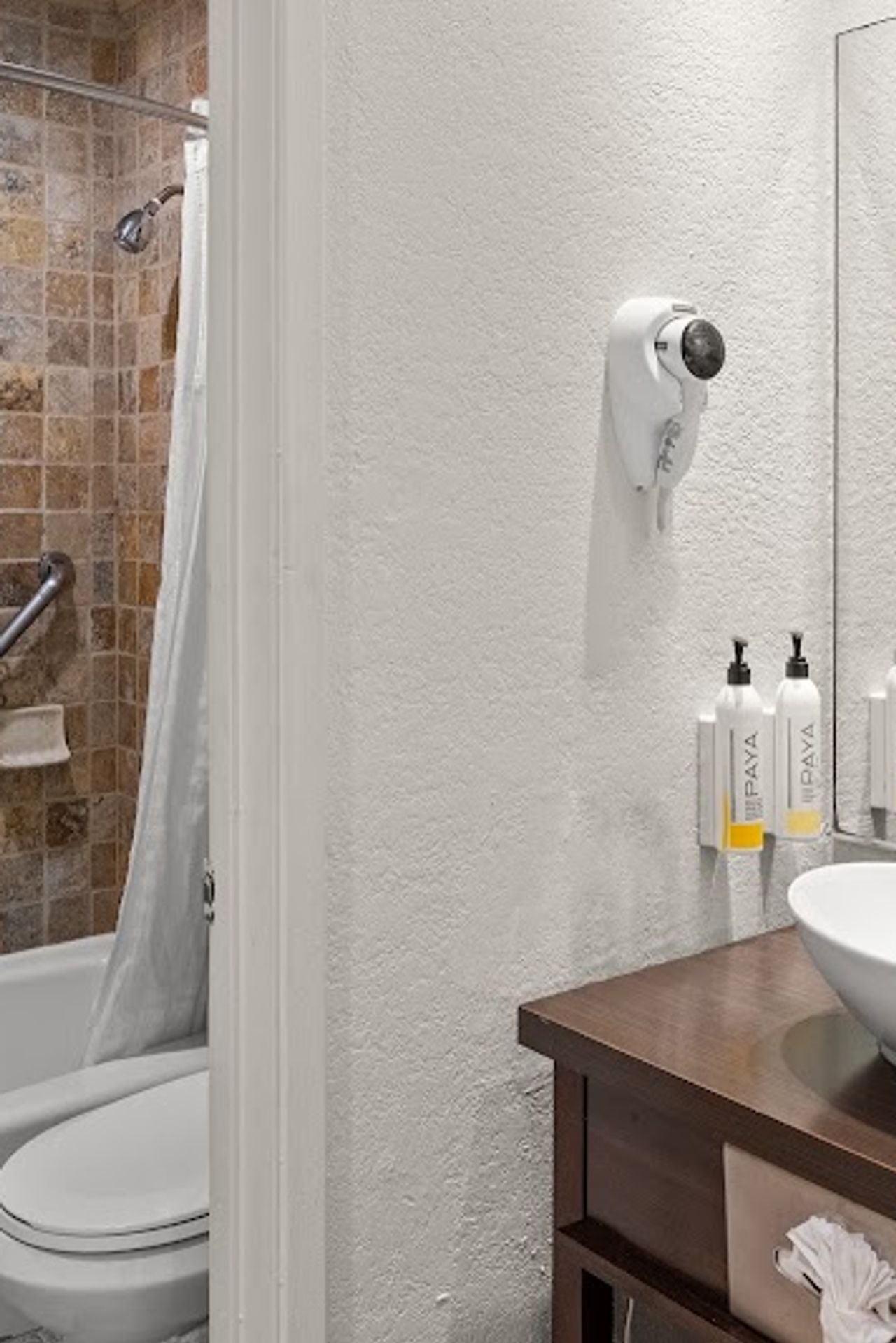 Photo of Cannery Row Inn - Bathroom