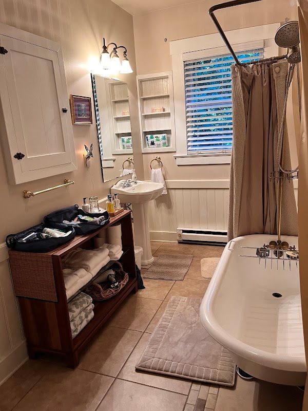 Photo of Mountain Meadows Inn Bed & Breakfast - The Trillium Suite, Bathroom, claw-foot bath/shower