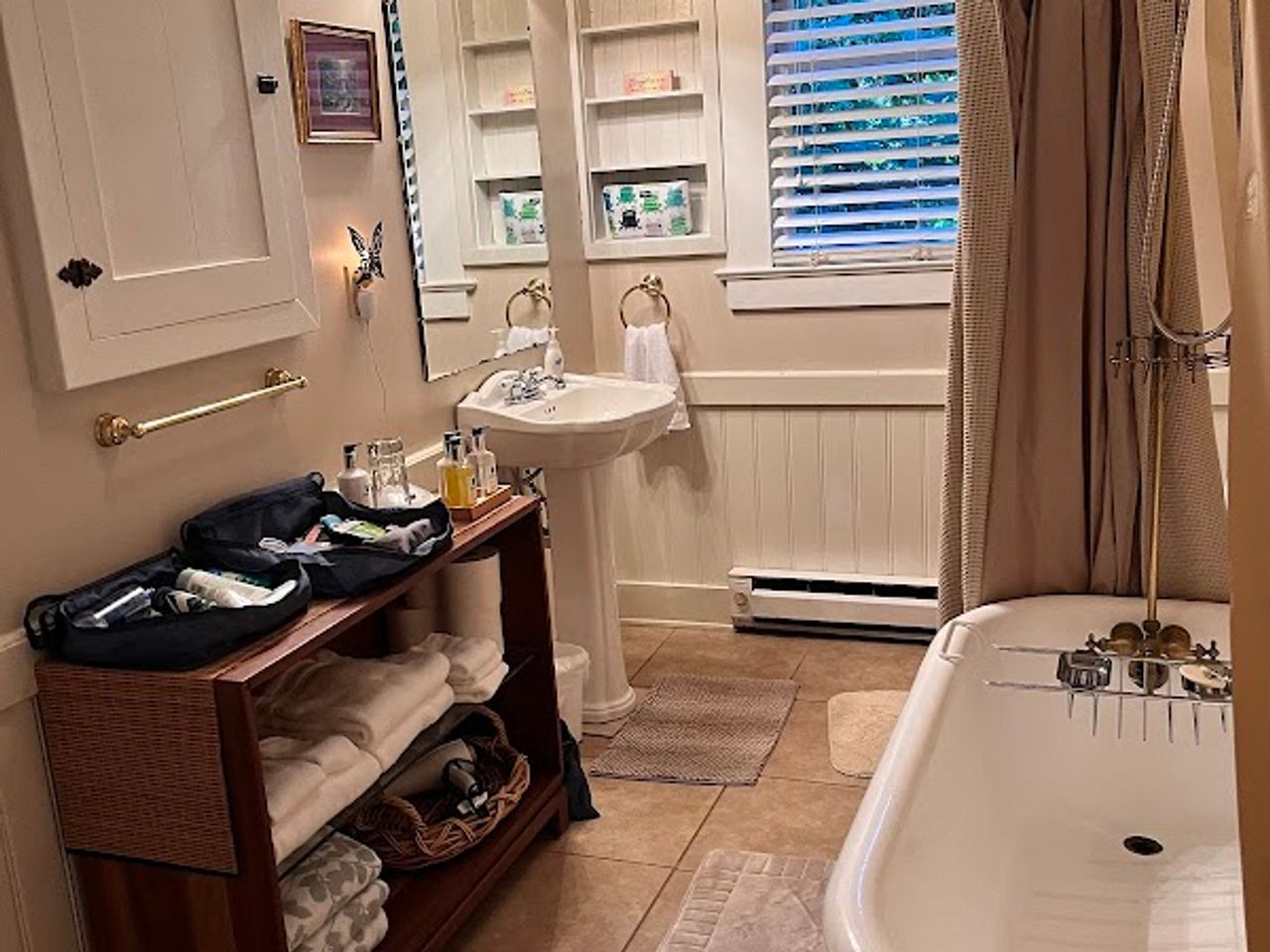 Photo of Mountain Meadows Inn Bed & Breakfast - The Trillium Suite, Bathroom, claw-foot bath/shower