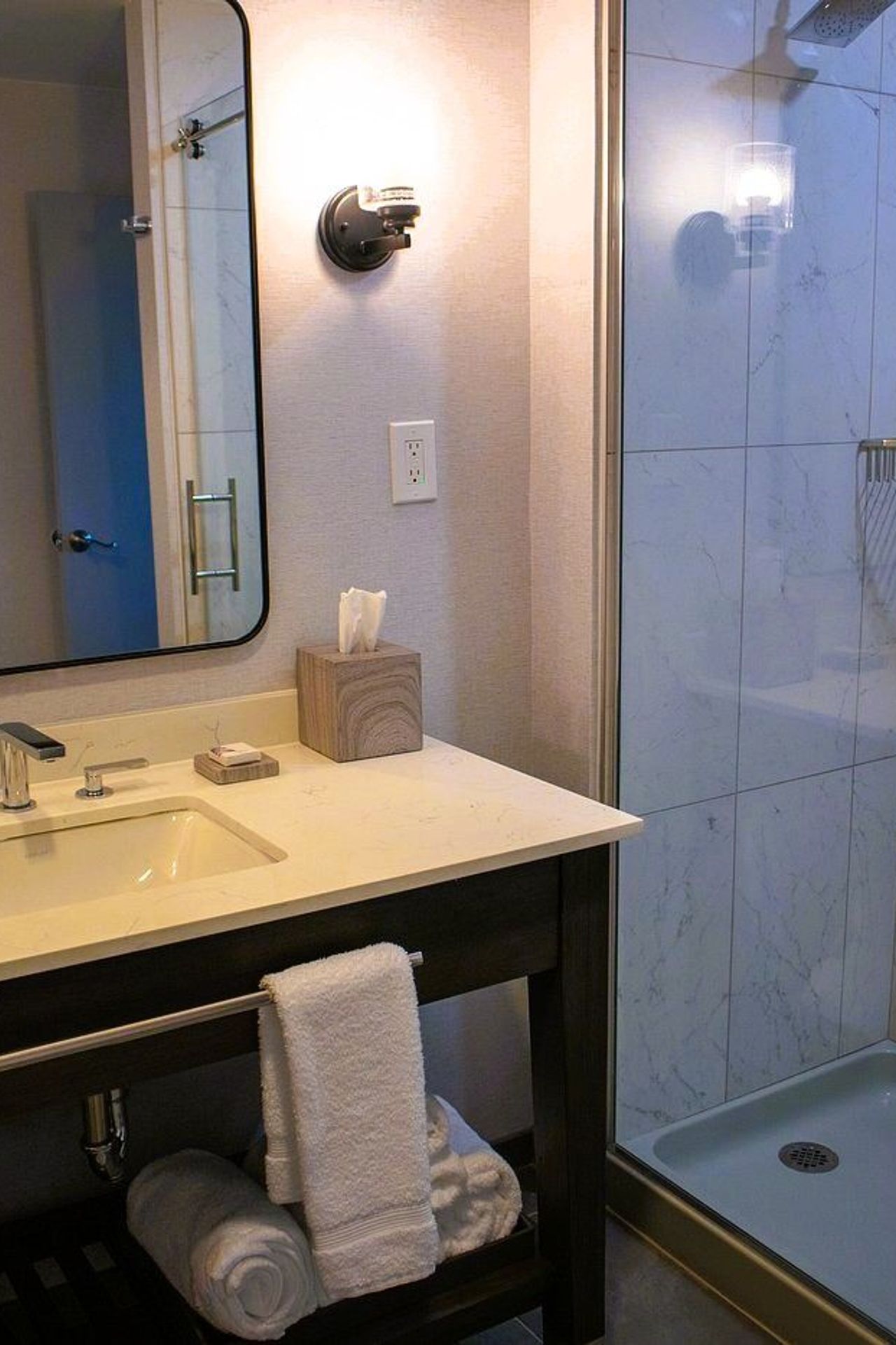 Photo of Quinault Beach Resort and Casino - Bathroom, Walk-in showers
