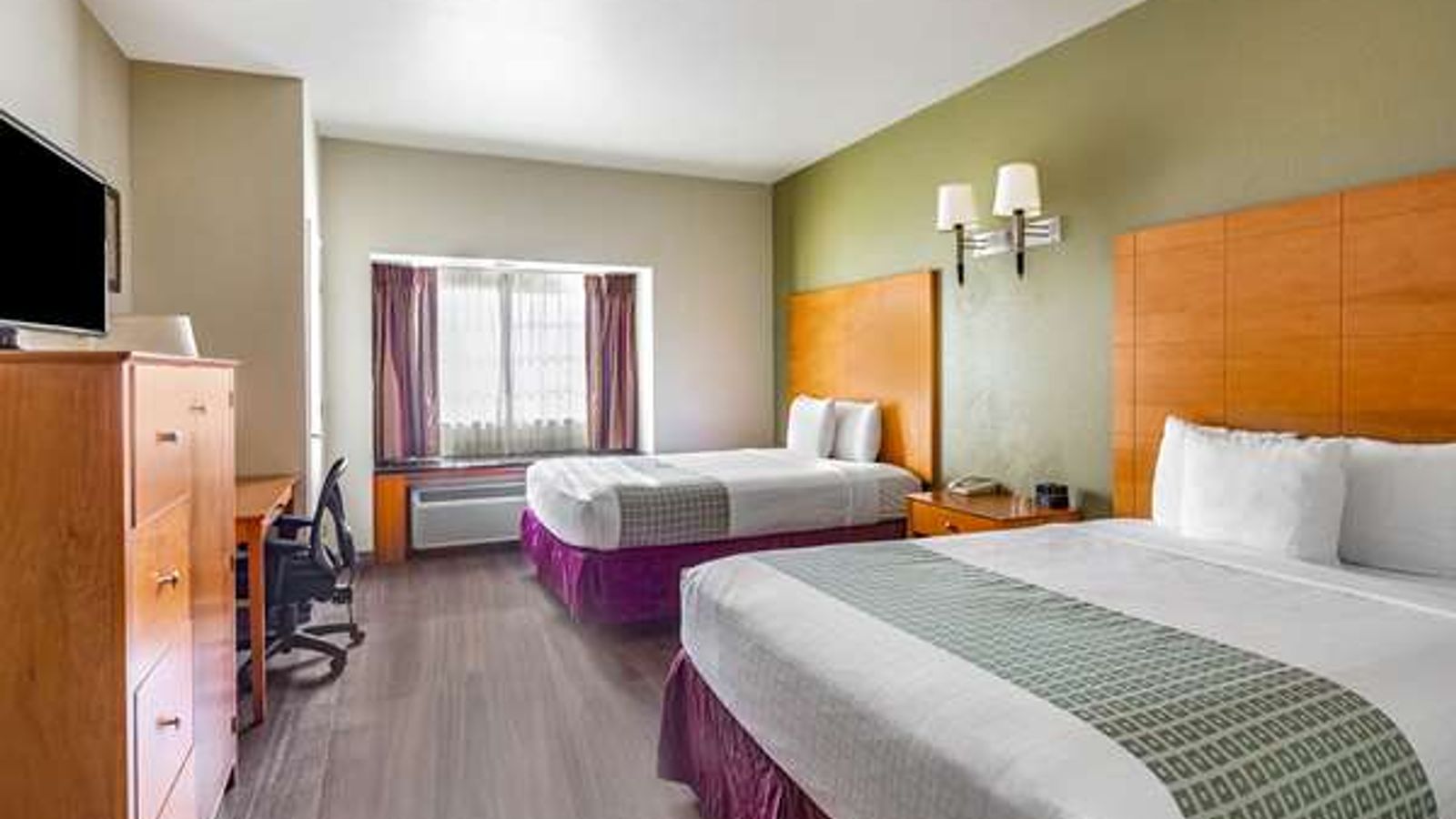 Photo of La Quinta Inn & Suites by Wyndham Tulare - 2 Queen Beds