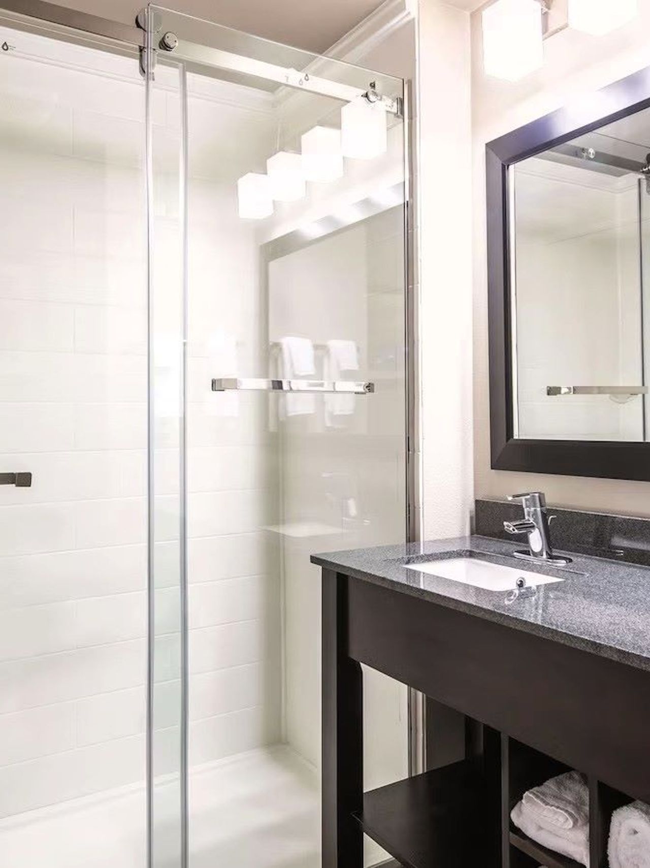 La Quinta Inn & Suites by Wyndham Walla Walla - Bathroom