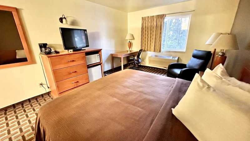 FairBridge Inn & Suites Kellogg - Room, 1 King Bed