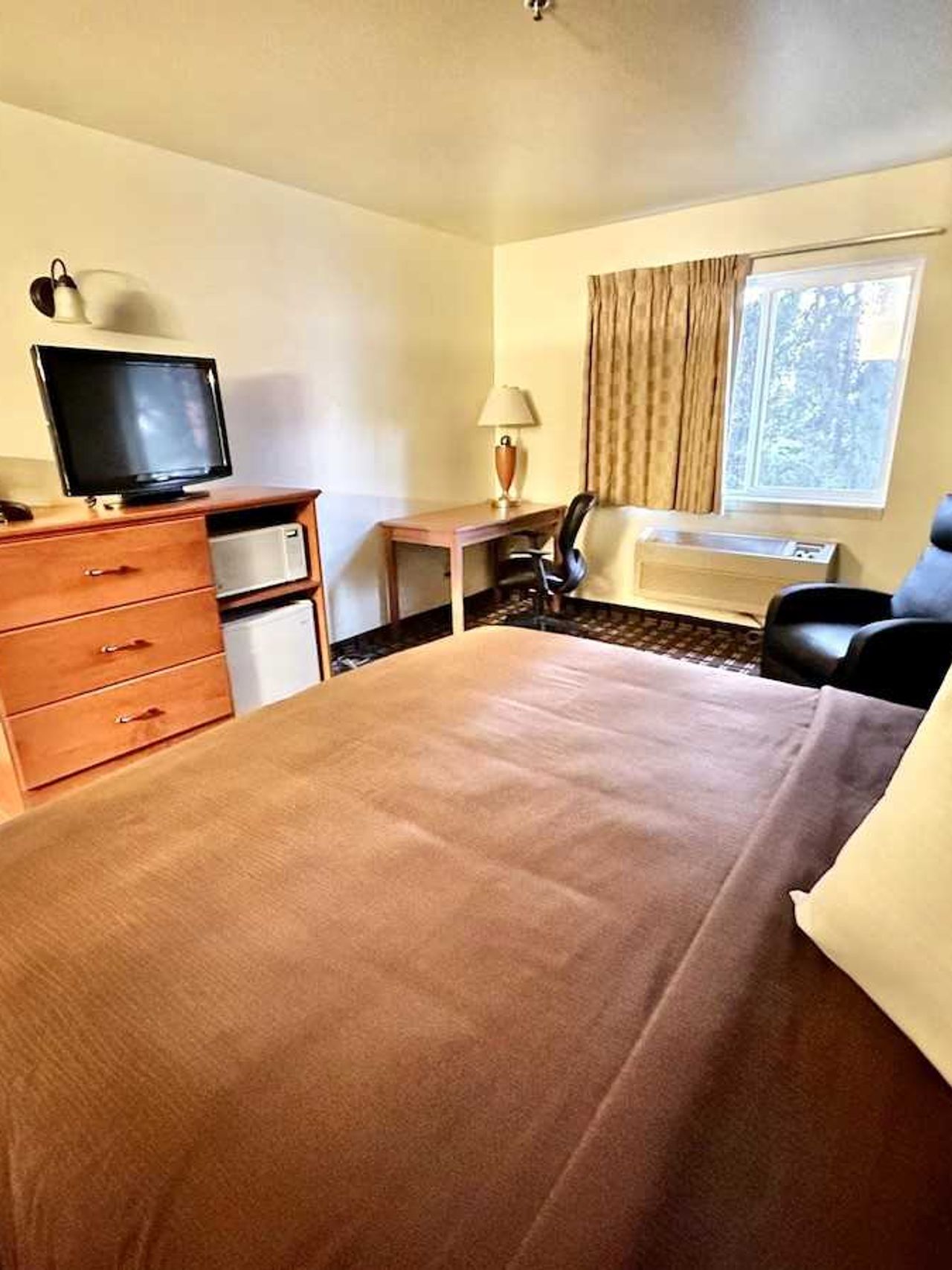 FairBridge Inn & Suites Kellogg - Room, 1 King Bed
