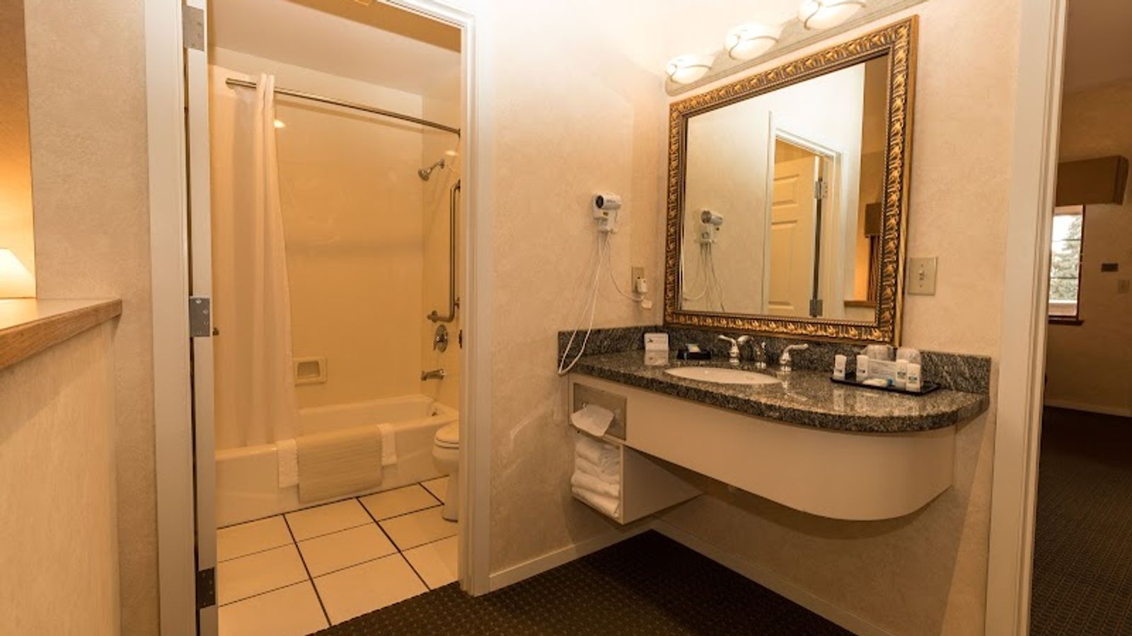 Photo of Lakeside Lodge & Suites