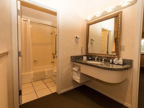 Photo of Lakeside Lodge & Suites