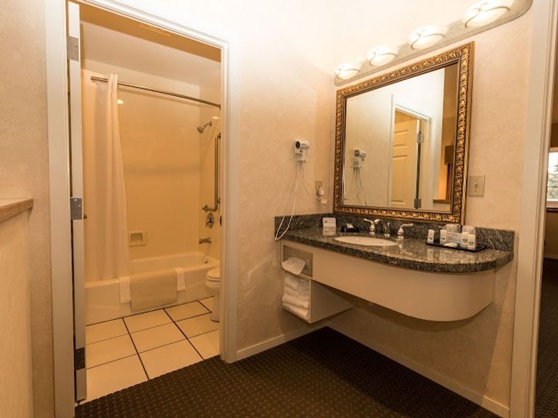 Photo of Lakeside Lodge & Suites