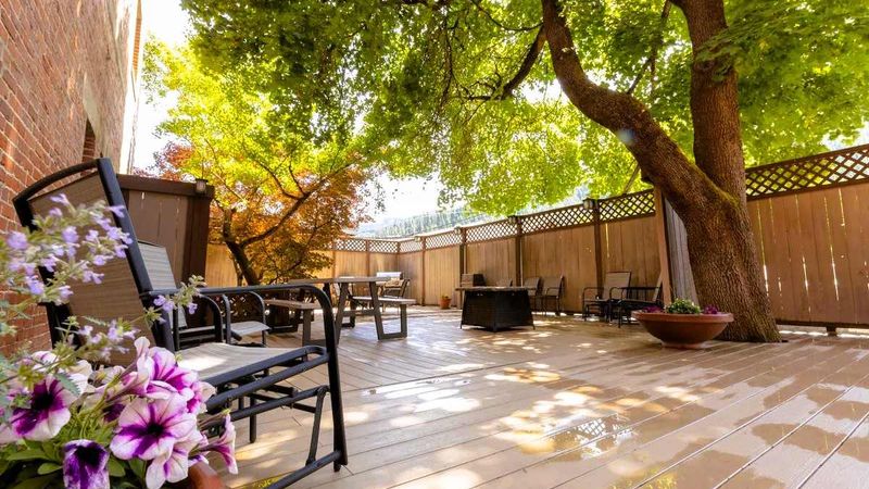 Helgeson Place Hotel Suites - Outdoor patio with fire pit