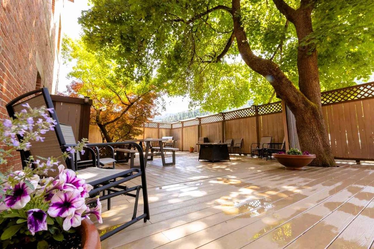 Helgeson Place Hotel Suites - Outdoor patio with fire pit