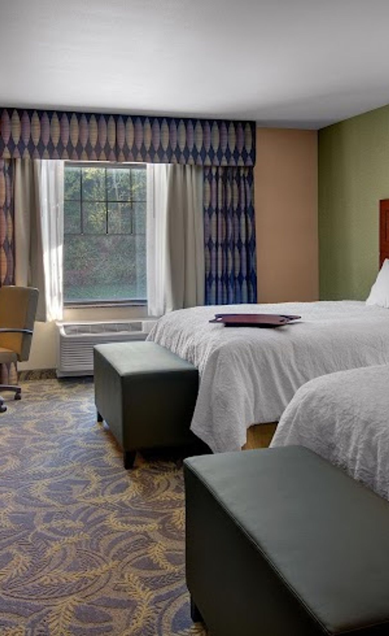Photo of Hampton Inn & Suites Astoria - Room, 2 Queen beds, Flat TV, Table and Chair