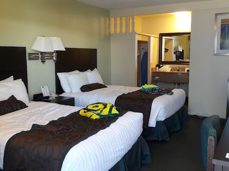 Photo of University Inn & Suites Eugene - Room, 2 Queen Beds