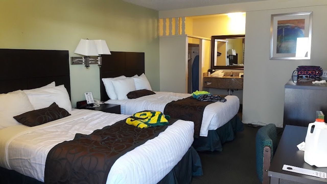 Photo of University Inn & Suites Eugene - Room, 2 Queen Beds