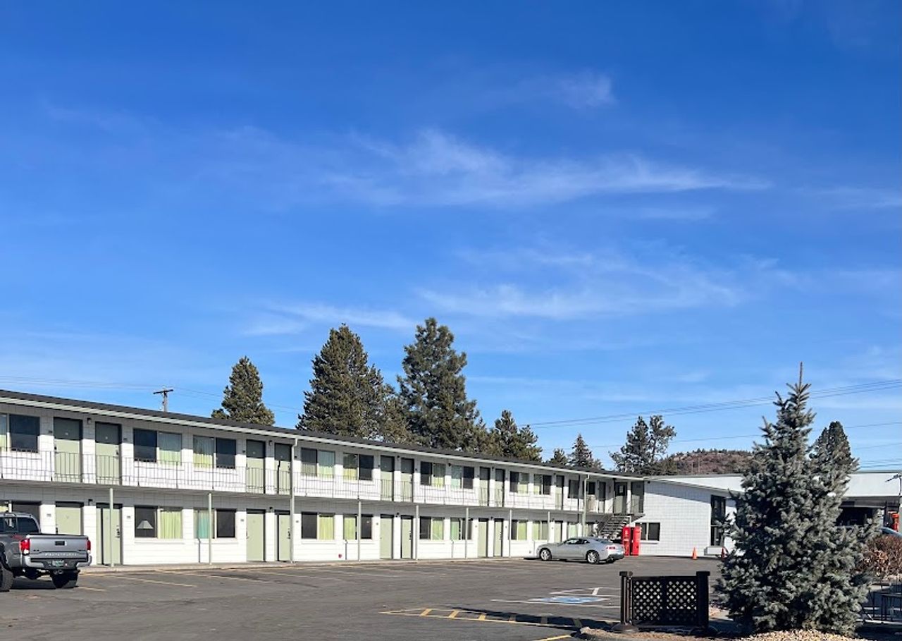 Photo of bend inn & suites