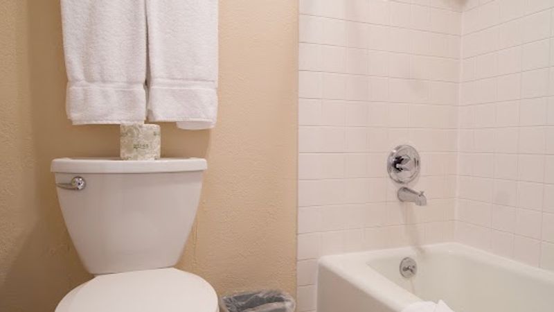 Photo of Village Inn Springfield/Eugene - Bathroom