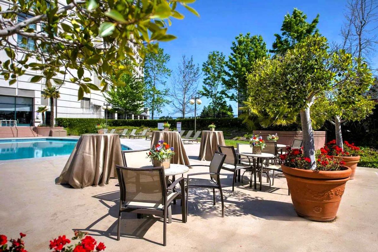 Hyatt Regency San Francisco Airport - Outdoor Pool, Seating Area